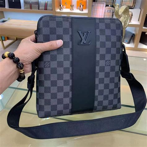 túi đeo chéo nam louis vuitton chính hãng|túi louis vuitton nam.